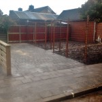 Bestrating gelegd, hek en betongaas geplaatst en achtertuin voorbereid